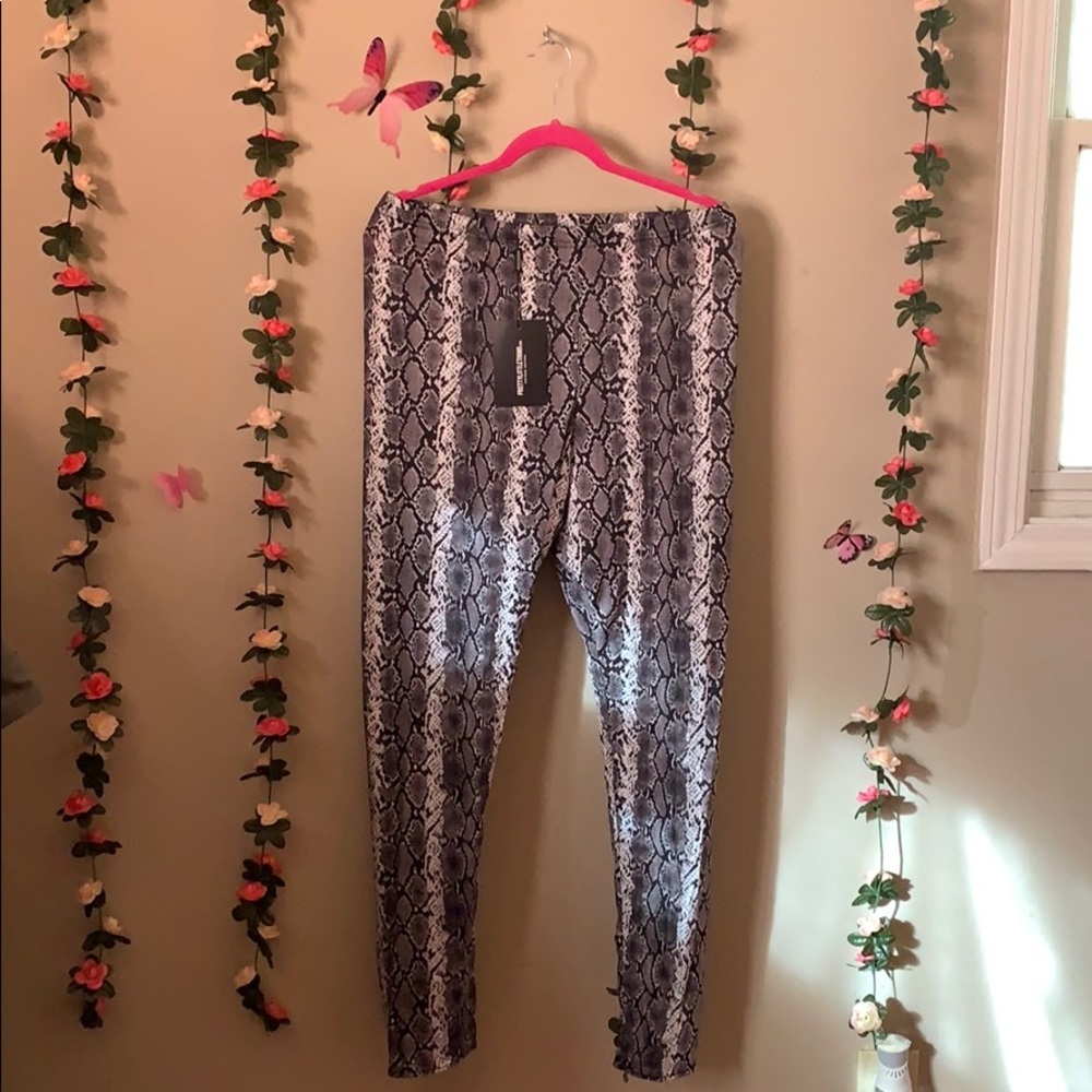 SNAKE PRINT LEGGINGS